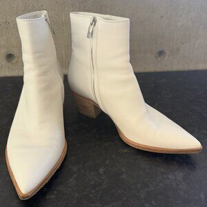 Gianvito Rossi White Leather Pointed Toe Ankle Boots Booties 7 / 37